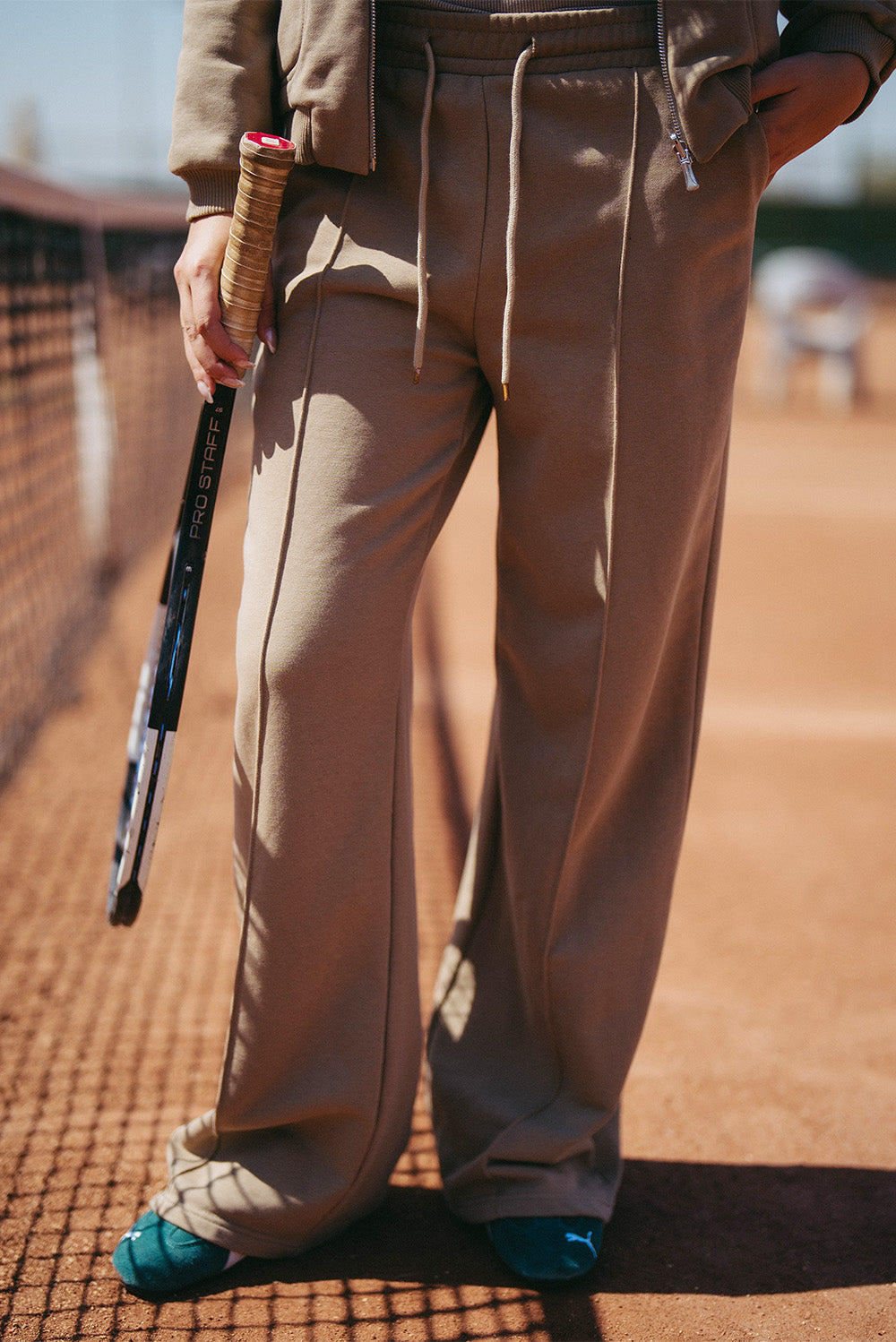 بنطال رياضي واسع الأرجل