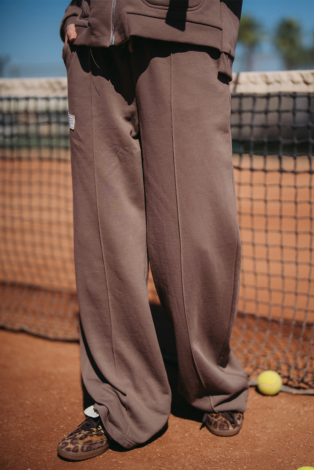 بنطال رياضي واسع الأرجل