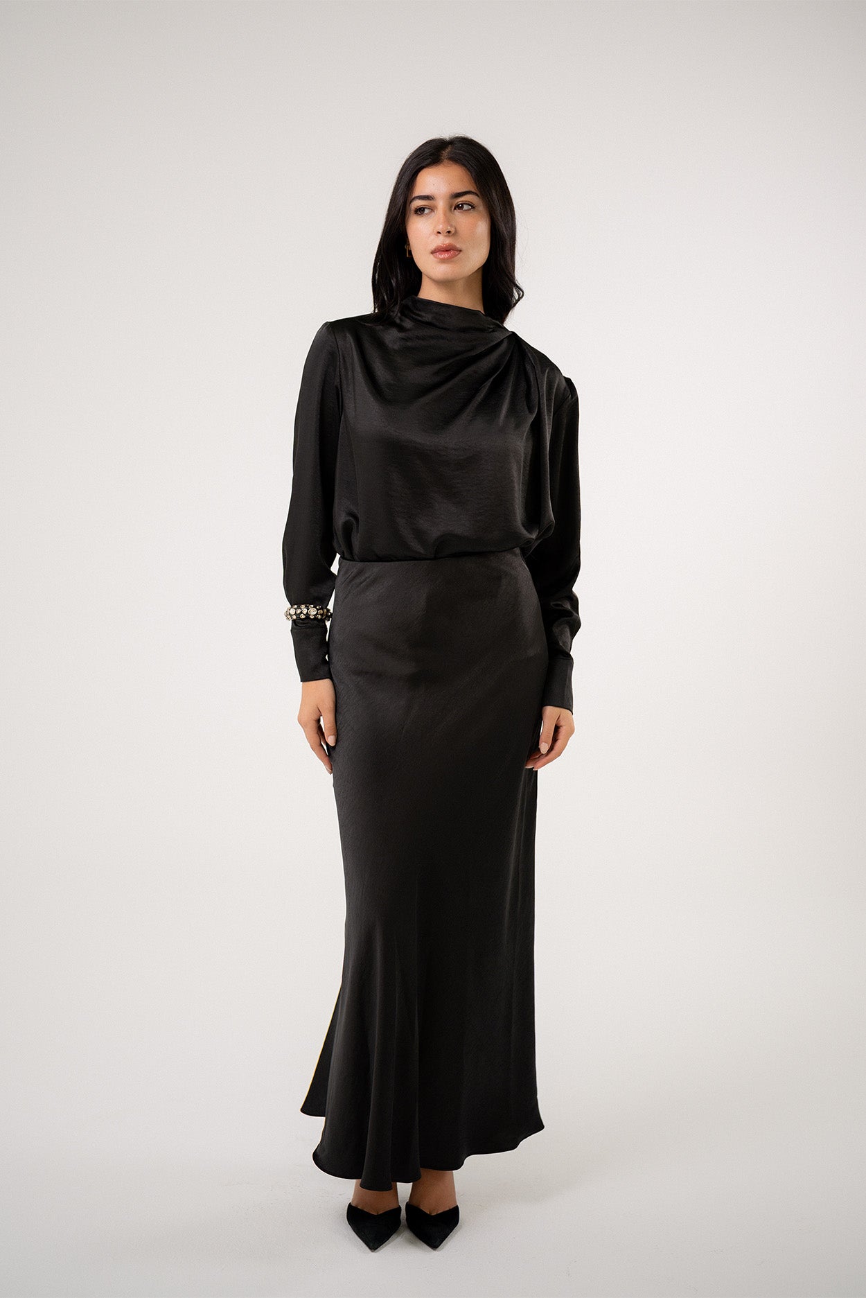 بلوزة ساتان بتصميم منسدل