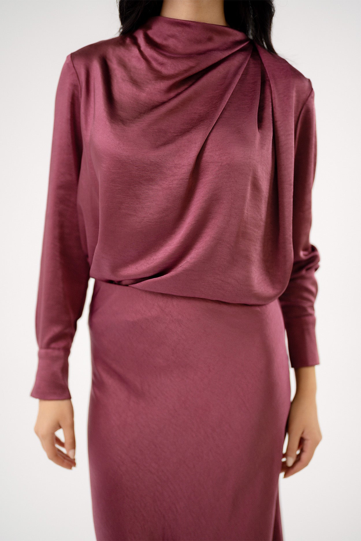 بلوزة ساتان بتصميم منسدل