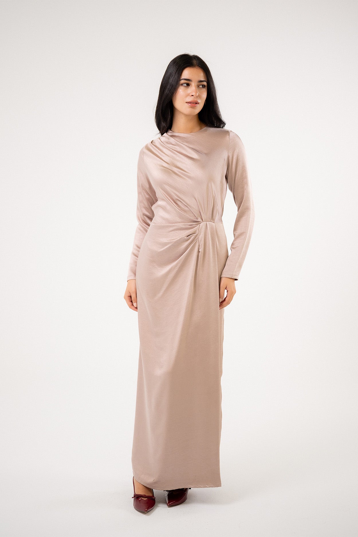 فستان ماكسي من الساتان بتصميم ملتفّ