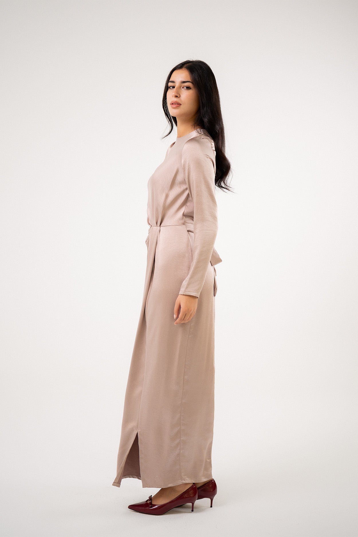 فستان ماكسي من الساتان بتصميم ملتفّ