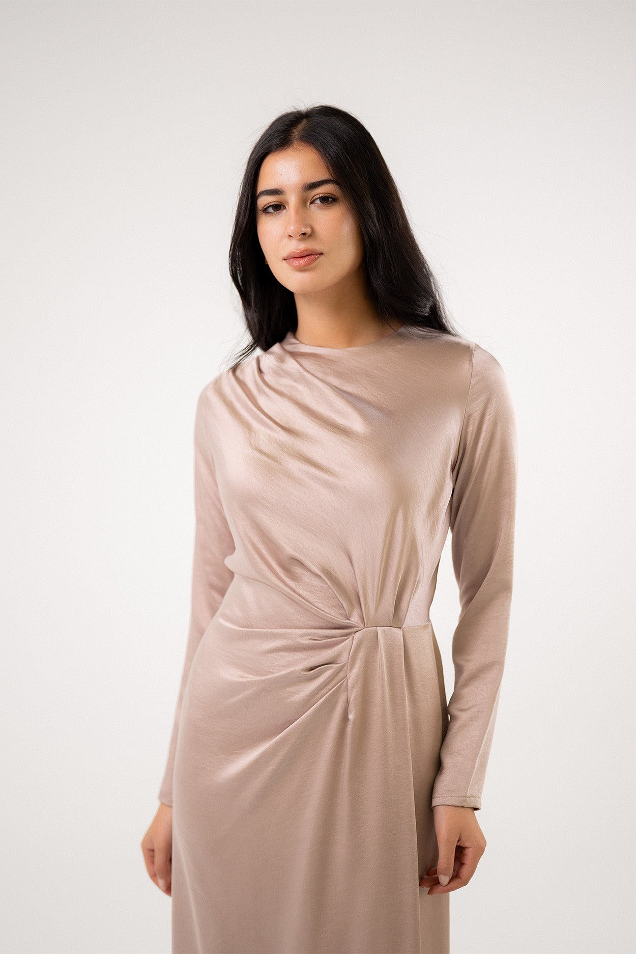 فستان ماكسي من الساتان بتصميم ملتفّ