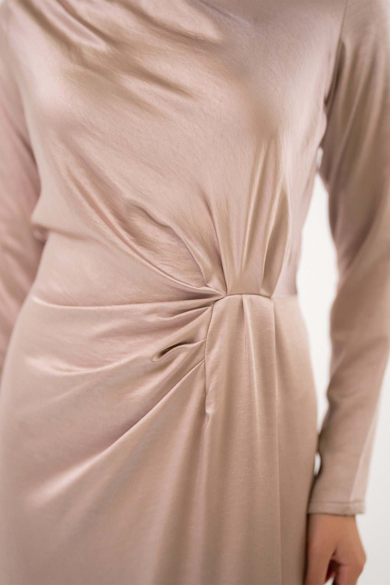 فستان ماكسي من الساتان بتصميم ملتفّ