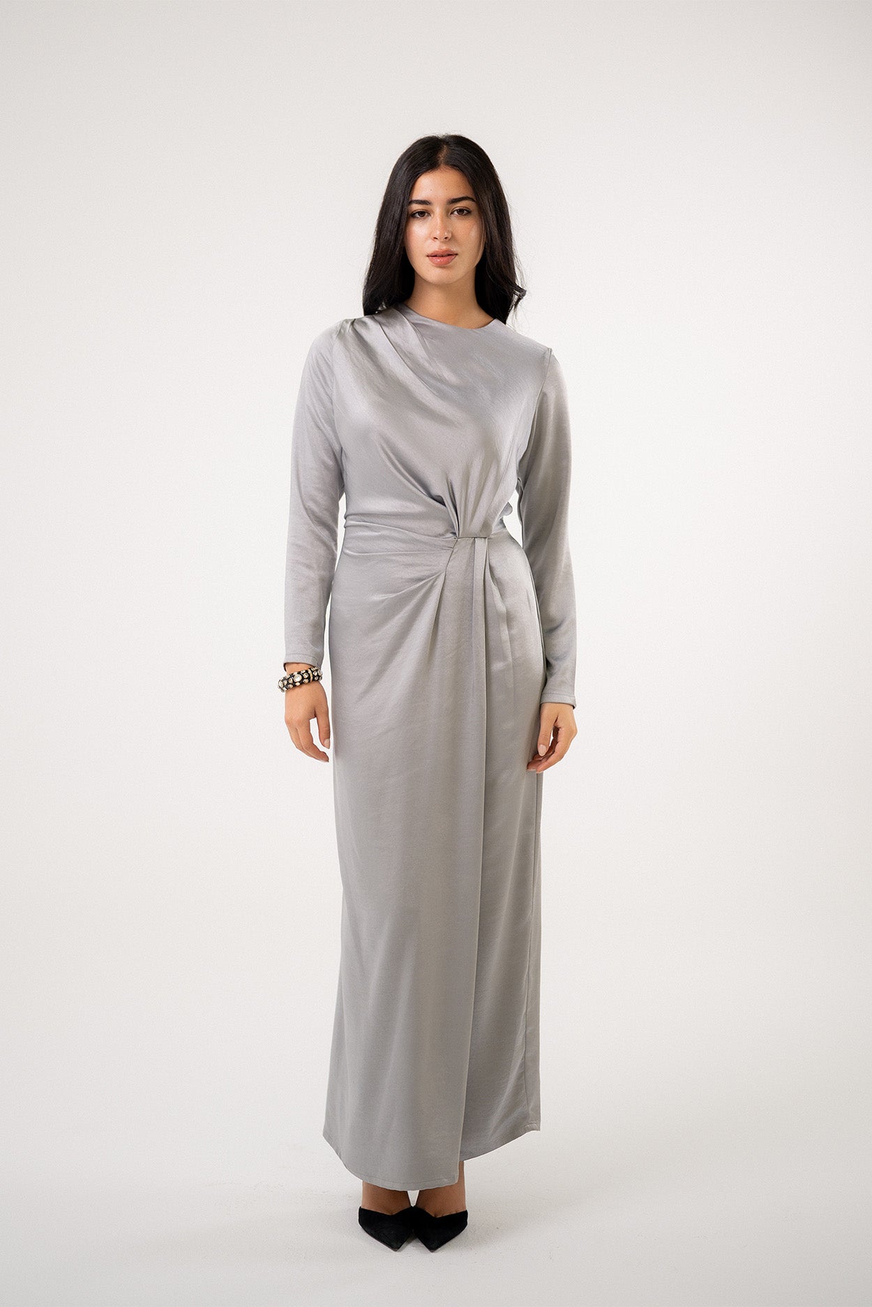 فستان ماكسي من الساتان بتصميم ملتفّ