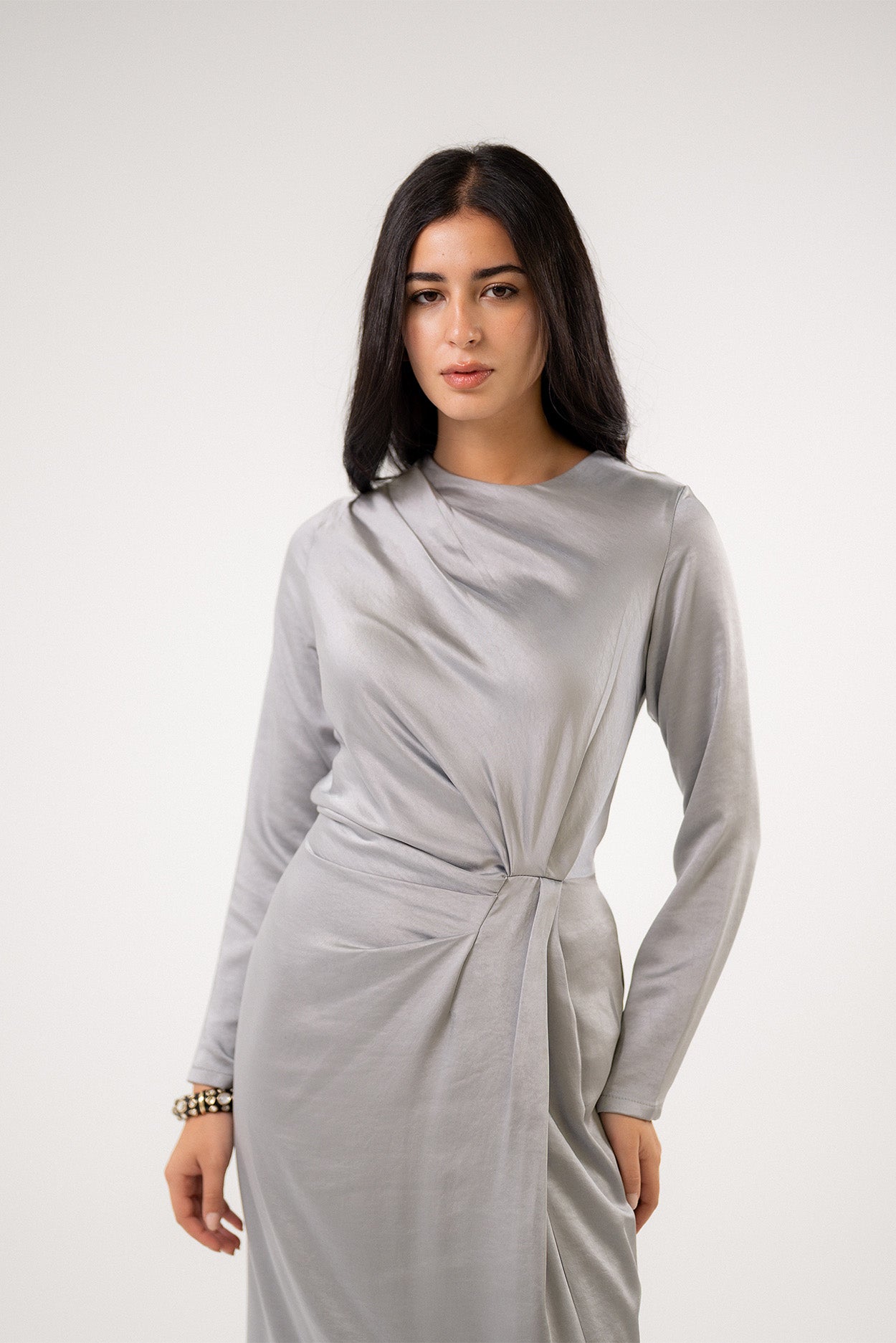 فستان ماكسي من الساتان بتصميم ملتفّ