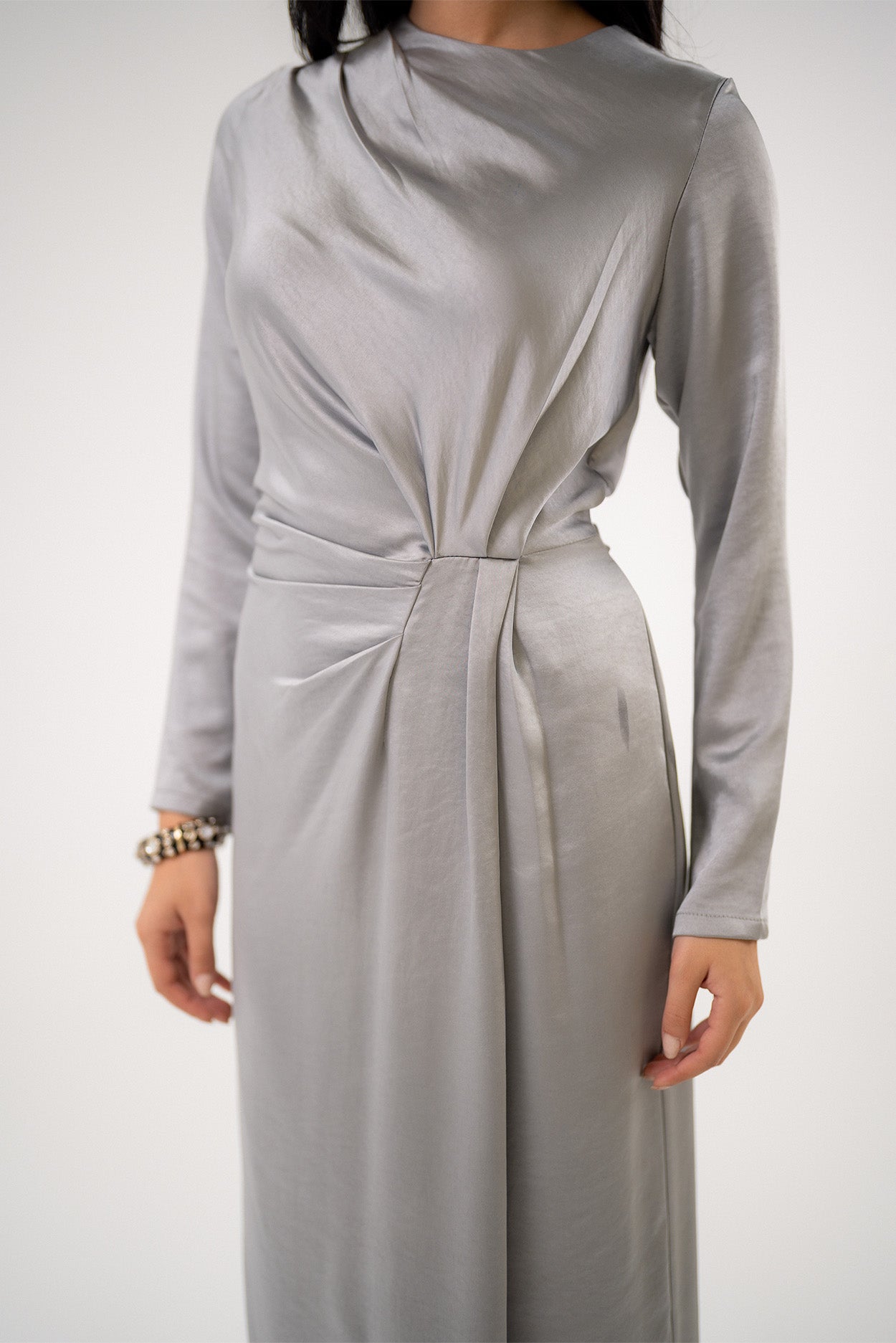 فستان ماكسي من الساتان بتصميم ملتفّ