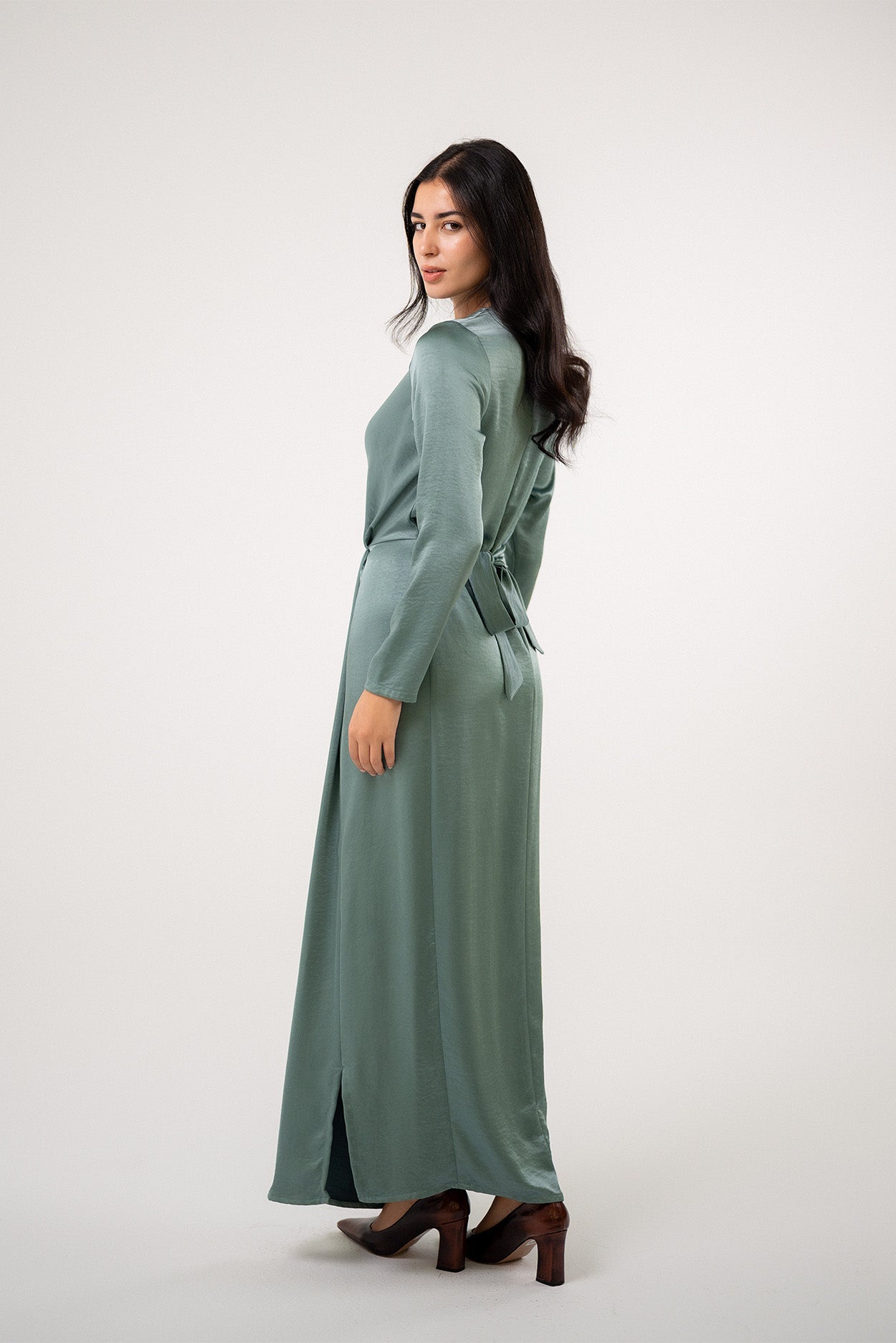 فستان ماكسي من الساتان بتصميم ملتفّ