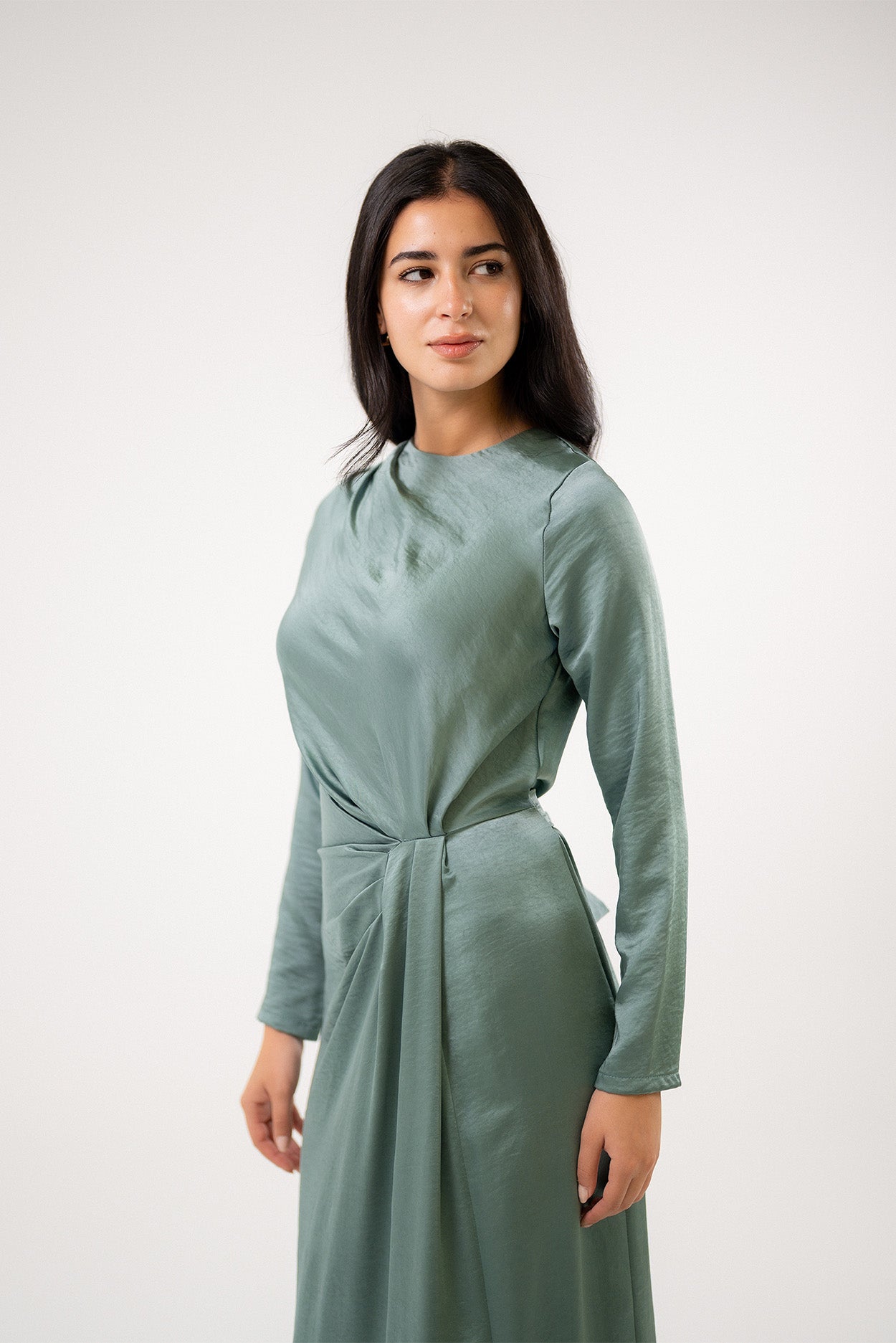 فستان ماكسي من الساتان بتصميم ملتفّ