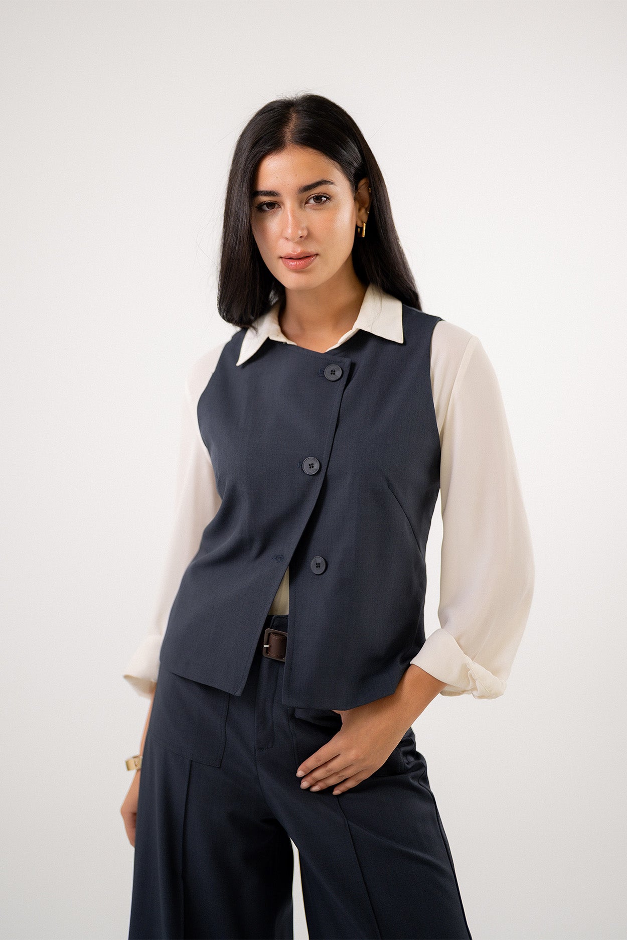 فيست مفصّل بدون أكمام