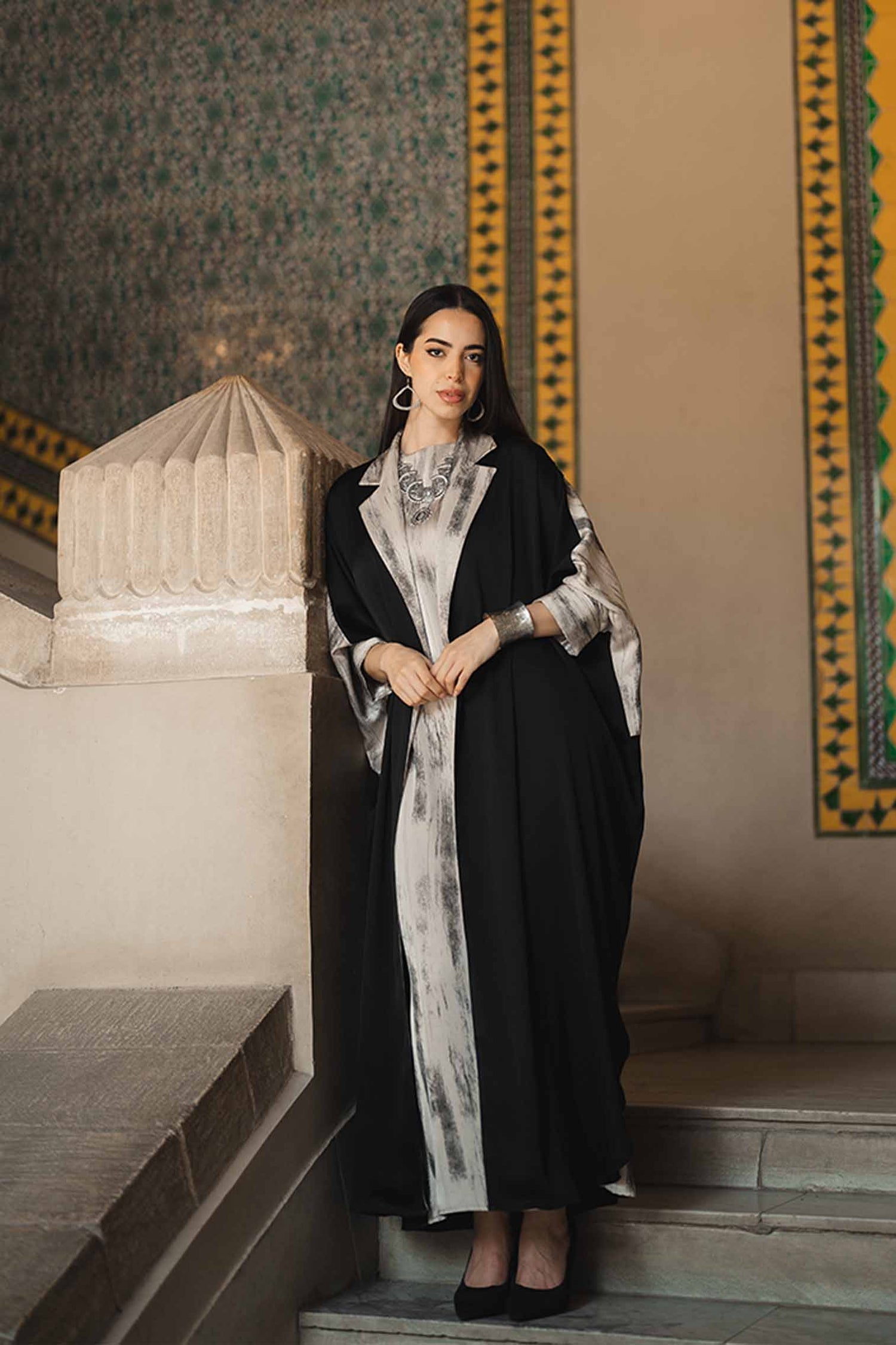 OPEN SILK ABAYA BLACK AND GRAY