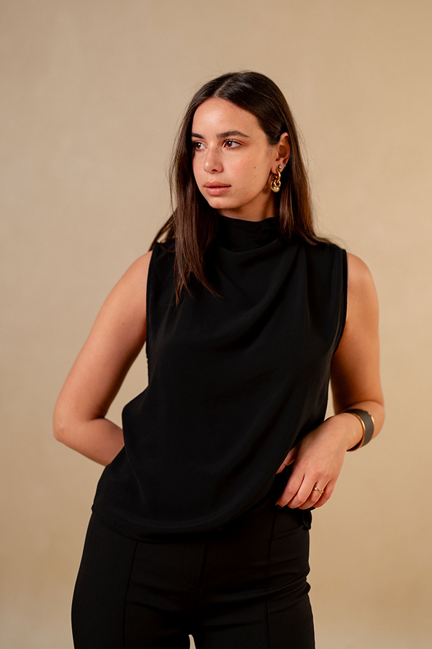 SLEEVELESS BLOUSE