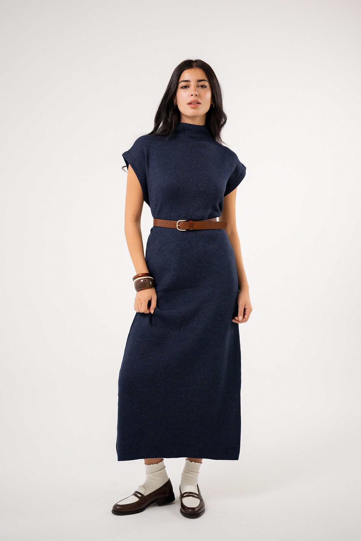 فستان ماكسي محبوك بياقة عالية وبنقشة بارزة