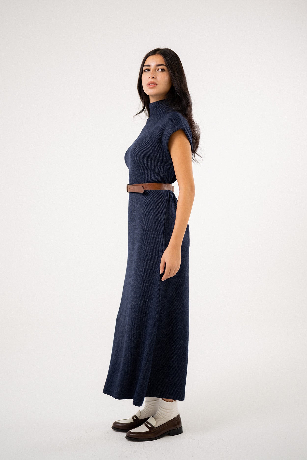 فستان ماكسي محبوك بياقة عالية وبنقشة بارزة