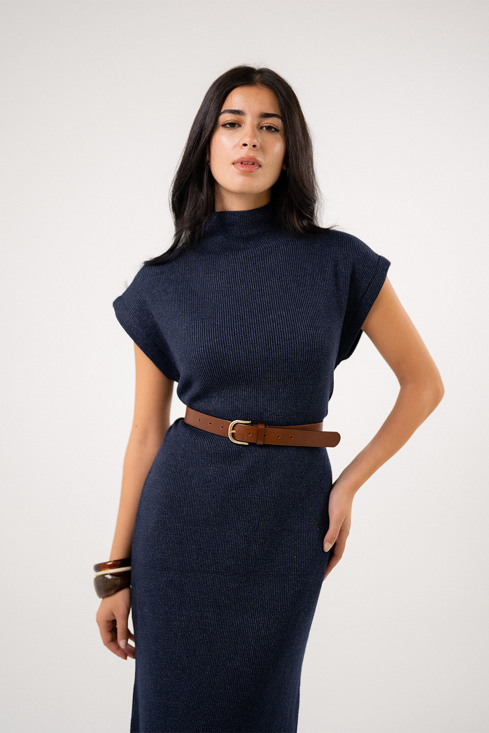 فستان ماكسي محبوك بياقة عالية وبنقشة بارزة